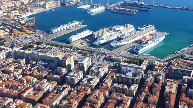Traghetti all’ancora nel porto di Palermo (foto archivio)