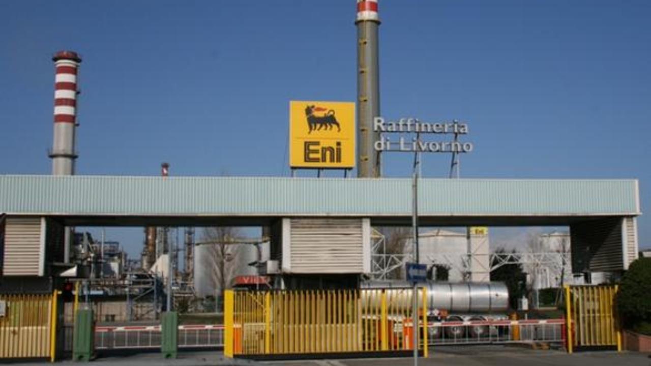 Livorno, esplode un quadro elettrico all’Eni di Stagno: ci sono tre operai coinvolti – Soccorsi sul posto