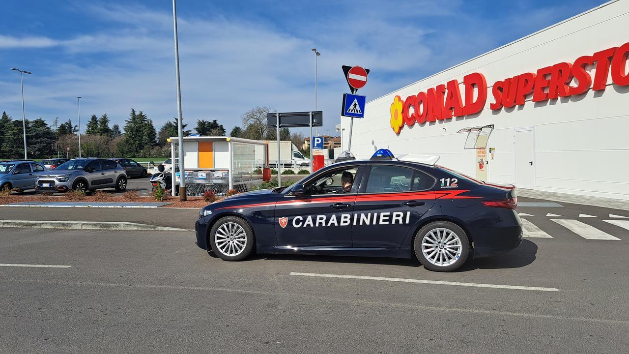 Le chiedono indicazioni e intanto le rubano la borsa. Il raggiro al supermercato va ancora a segno, ma scatta la denuncia