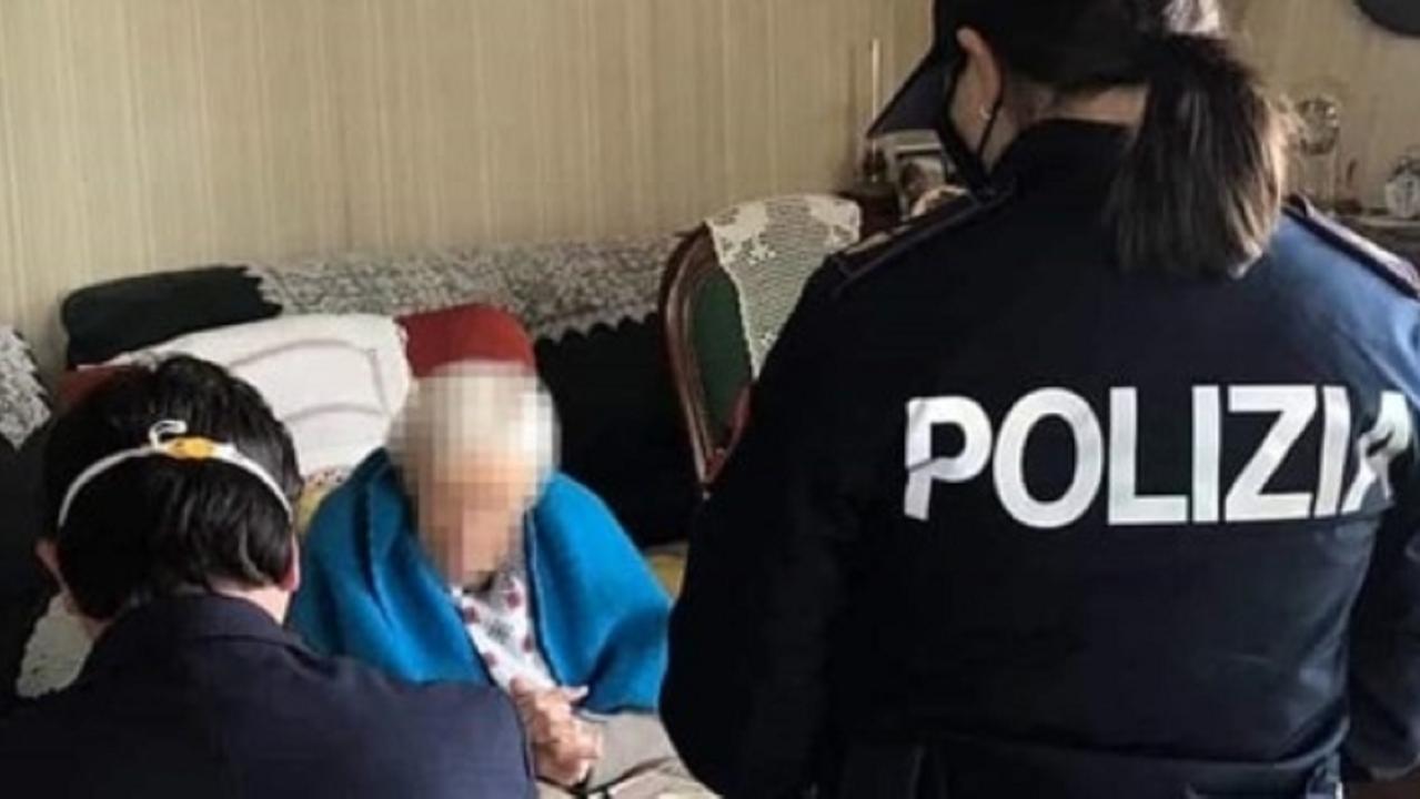 Poliziotti mentre soccorrono un anziano truffato (foto d'archivio)