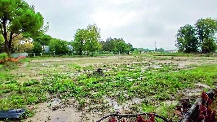 Il terreno sul quale doveva sorgere la piscina di Iolo