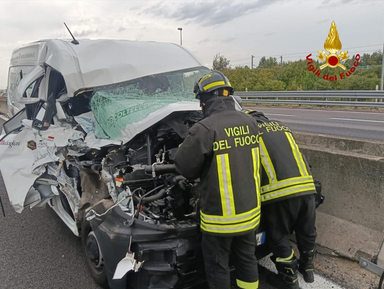 Incidente sull’A1 tra Parma e Reggio Emilia, una persona ferita: intervengono i vigili del fuoco
