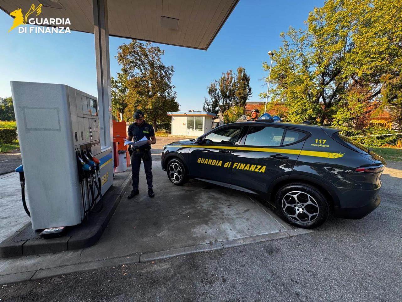 Carburanti, nel Reggiano più di un distributore su tre irregolare sui prezzi: sanzioni per decine di migliaia di euro