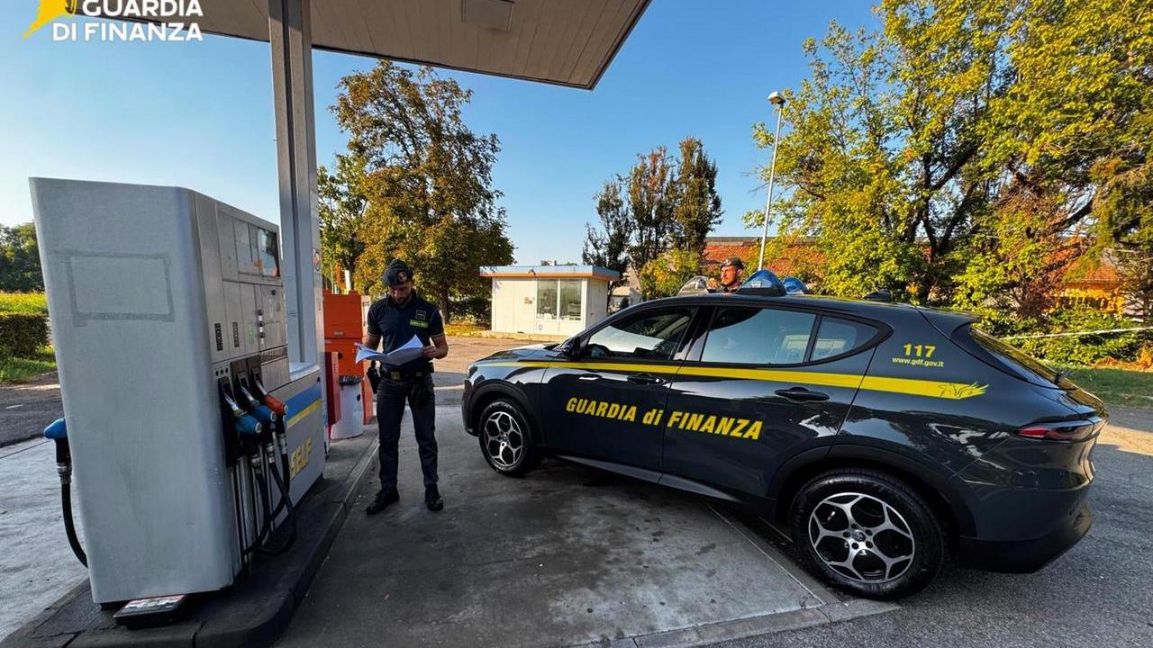 Carburanti, nel Reggiano più di un distributore su tre irregolare sui prezzi: sanzioni per decine di migliaia di euro