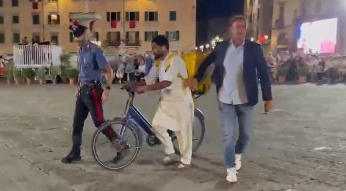
	Il rider accompagnato all'uscita dai carabinieri

