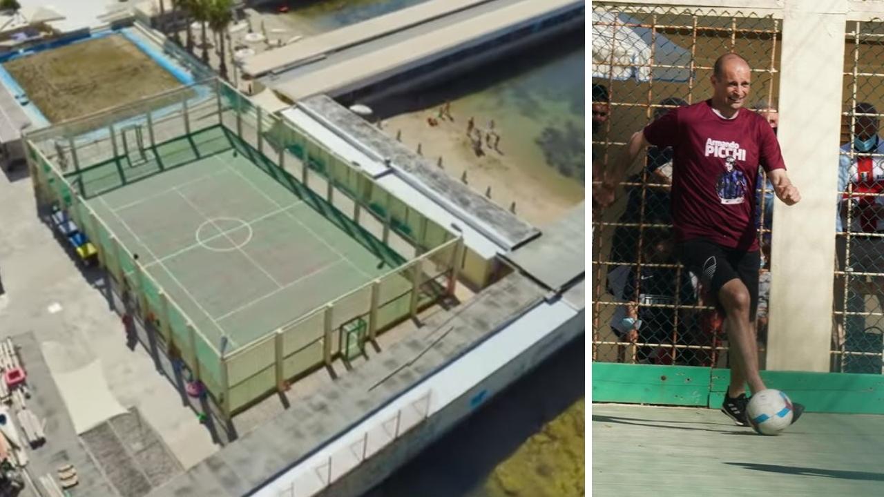 
	Una veduta dall'alto del gabbione dei Bagni Fiume e Max Allegri all'interno dello stesso

