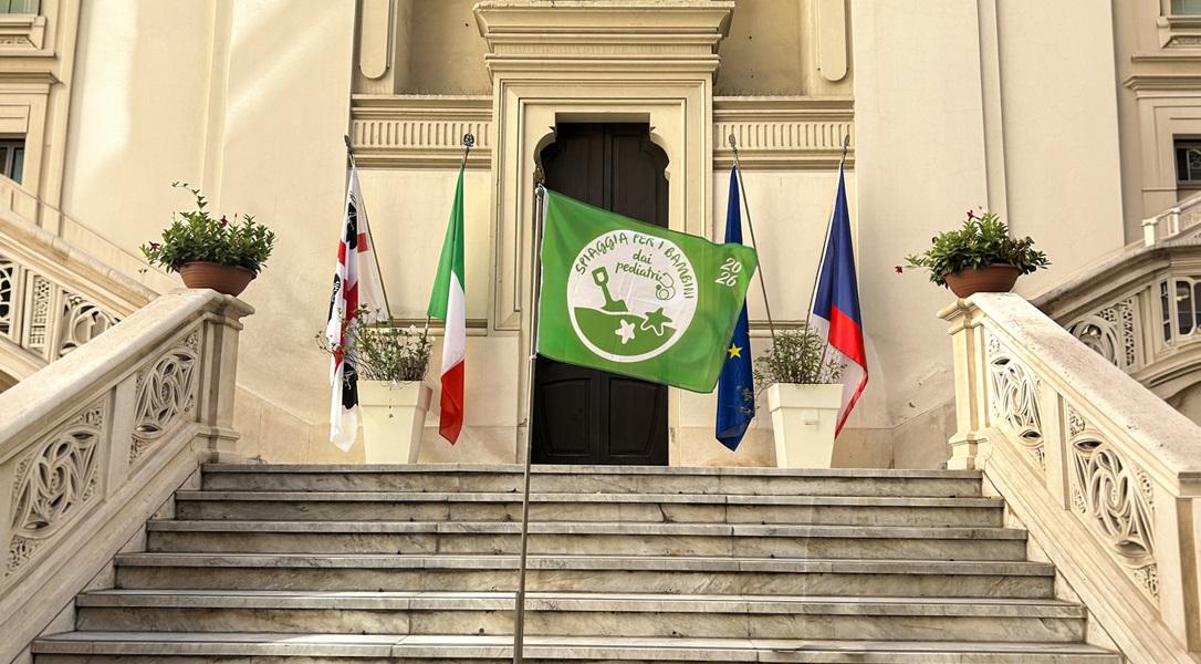 
	La bandiera verde all'ingresso del municipio di Cagliari (foto Rosas)

