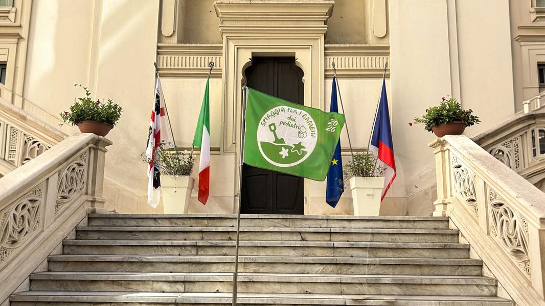 La bandiera verde all'ingresso del municipio di Cagliari (foto Rosas)