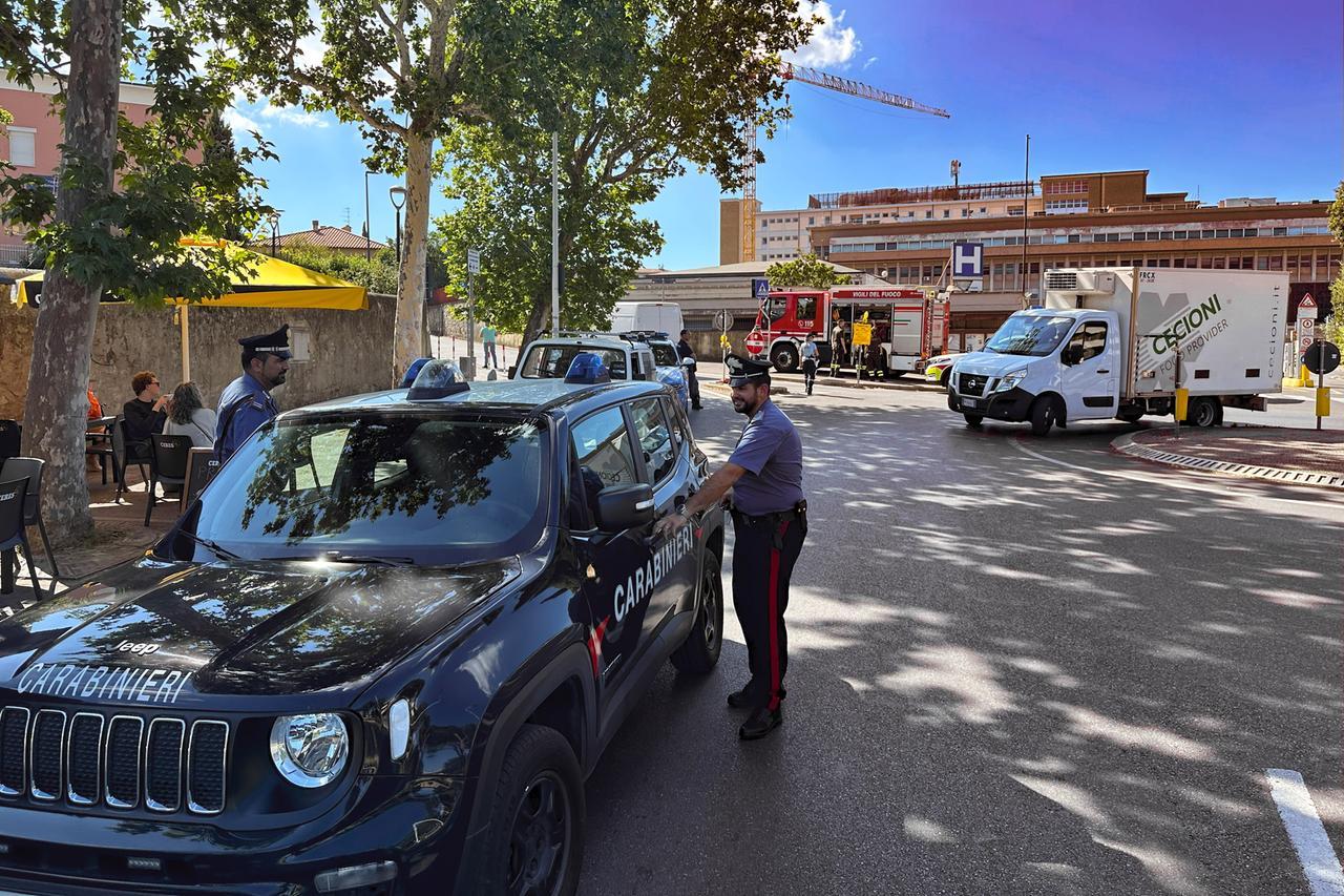 Firenze, 18enne sequestrata in rosticceria: arrestato 31enne per violenza sessuale grazie al segnale del pollice nel pugno chiuso