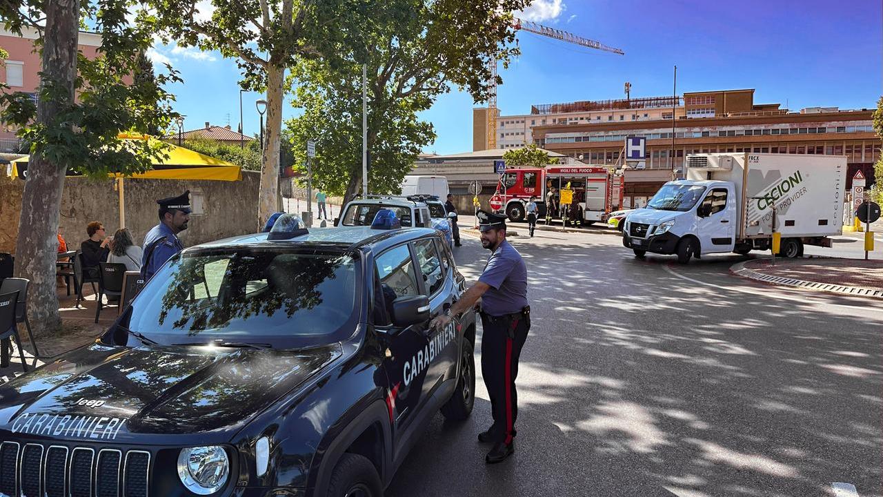 Firenze, 18enne sequestrata in rosticceria: arrestato 31enne per violenza sessuale grazie al segnale del pollice nel pugno chiuso