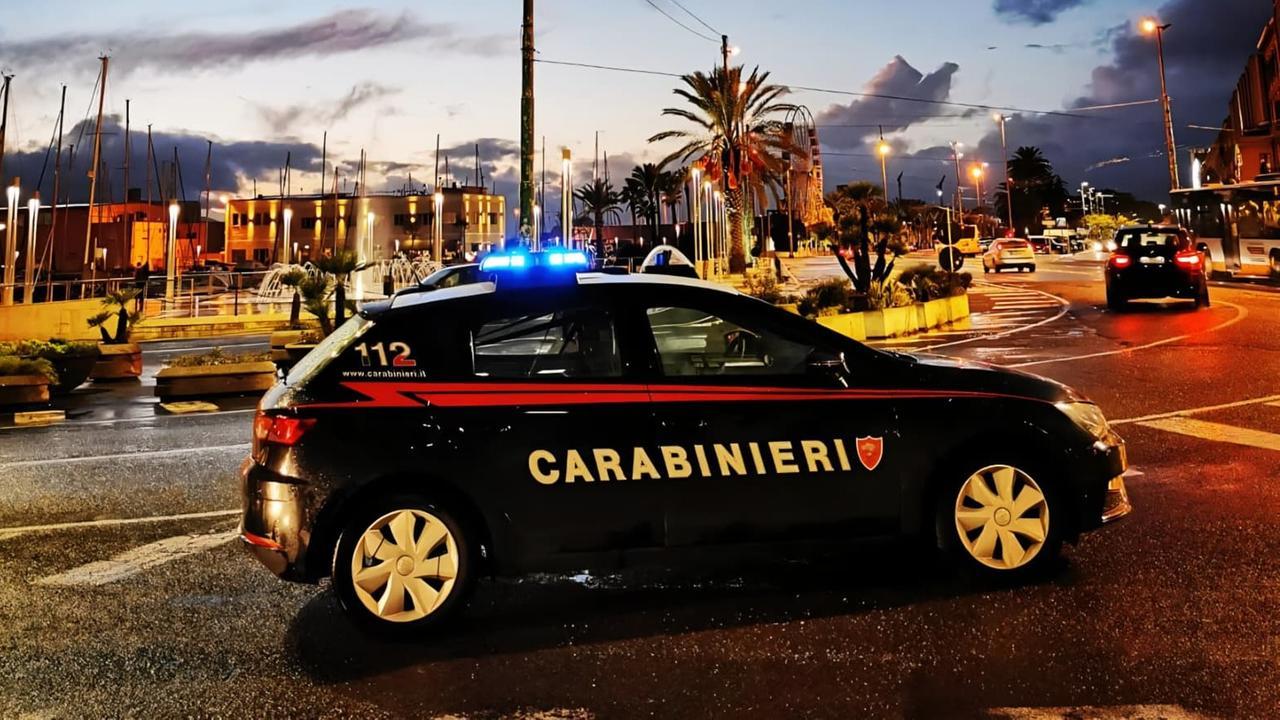 Evade dai domiciliari per andare a spasso: arrestato