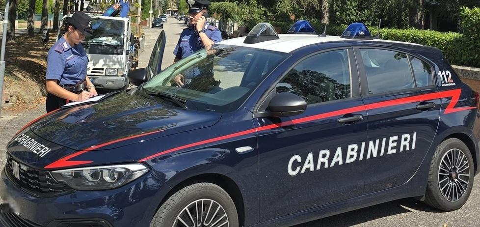Cento, aspetta in strada i genitori e viene rapinato: 2 denunce