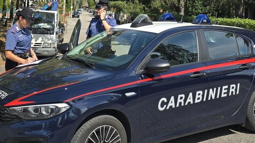Cento, aspetta in strada i genitori e viene rapinato: 2 denunce