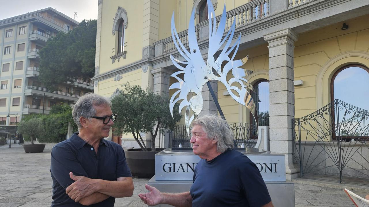 Olbia, un Arcangelo in acciaio da 900 chili per dare lustro al centro storico – La scultura