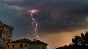 Prato, chiudono parchi, scuole e il luna park per il maltempo