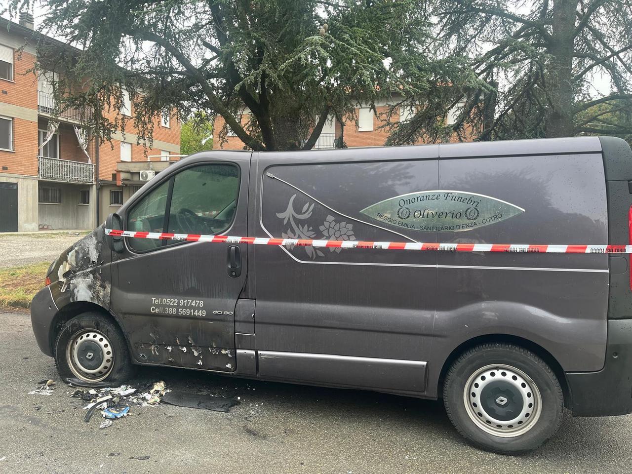 Cadelbosco Sopra, incendio doloso nella notte: a fuoco il furgone di un’impresa funebre