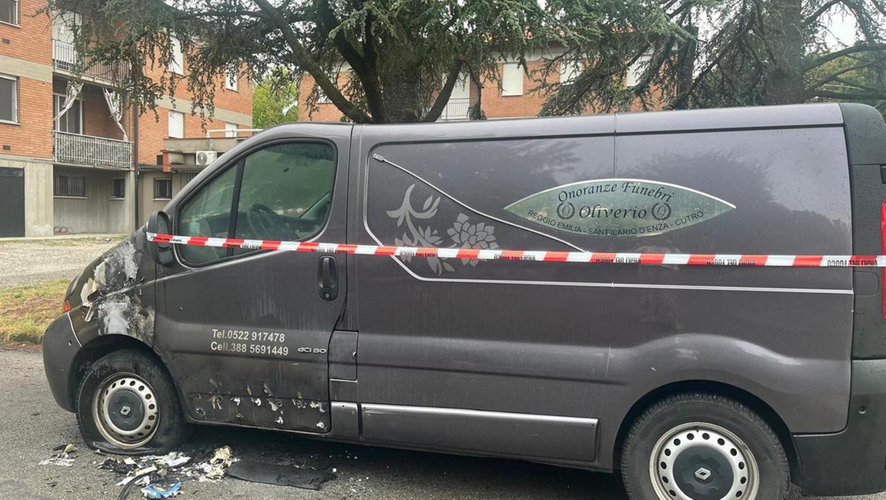 Cadelbosco Sopra, incendio doloso nella notte: a fuoco il furgone di un’impresa funebre