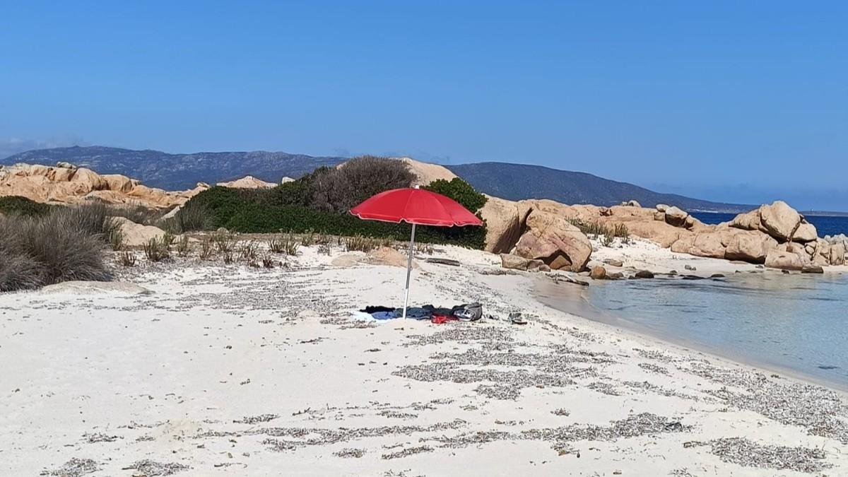 Estate cafona all’Asinara, pianta l’ombrellone e abbandona i rifiuti nella zona interdetta: multato