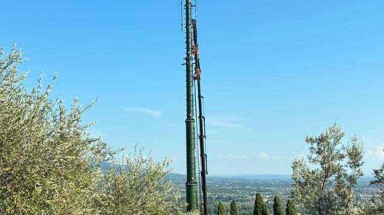 Spunta un’antenna a Montevettolini. L’assessore: «Area comunale, viene monitorata»