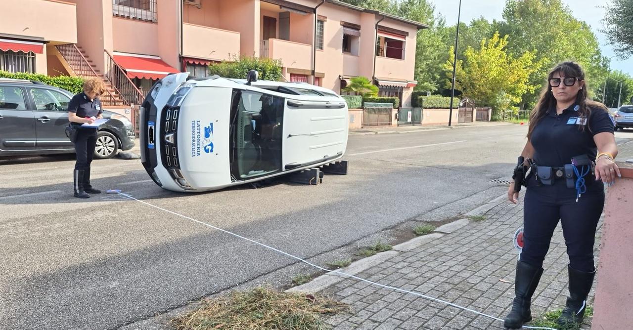 Perde il controllo dell’auto e si ribalta: incidente a Lido Scacchi
