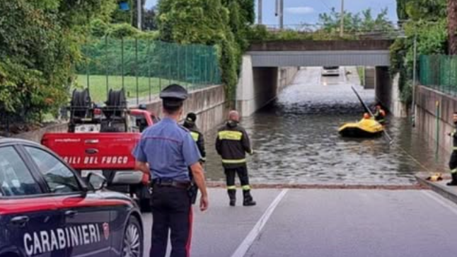 Maltempo flagella l’Italia: donna muore annegata a Udine, a Milano crolla controsoffitto dell’aula bunker