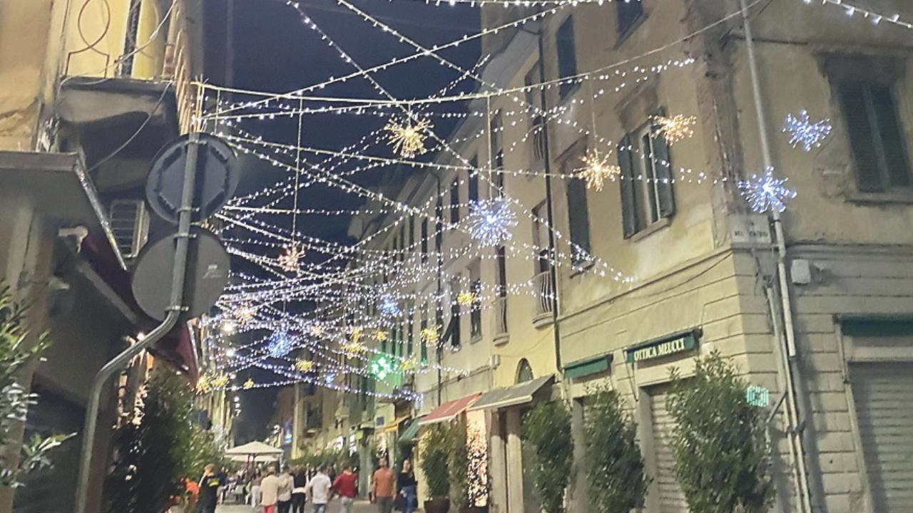 Le luci di Natale a Pontedera nel 2025