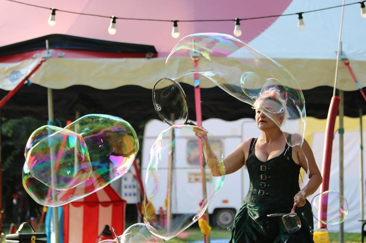 Il Ferrara Buskers Festival a Reggio Emilia: sabato il centro si riempie di musica, circo e artisti di strada