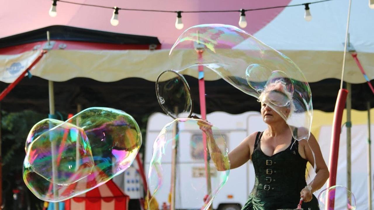 Il Ferrara Buskers Festival a Reggio Emilia: sabato il centro si riempie di musica, circo e artisti di strada