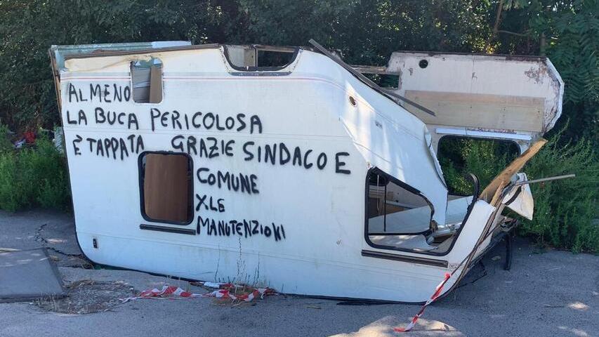 La roulotte usata per tappare una voragine