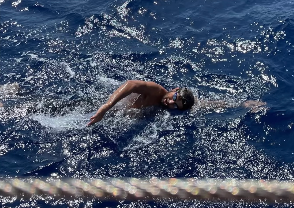 Oltre 1500 km a nuoto per solidarietà, Gabriele Catta conclude il giro della Corsica e punta alla Sardegna