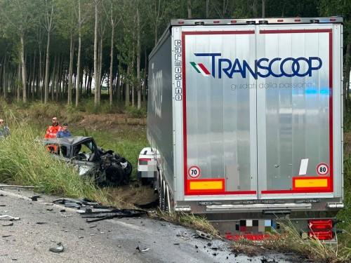 Schianto tra un fuoristrada e un tir, tre morti nel Pavese