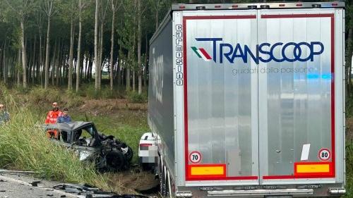 Schianto tra un fuoristrada e un tir, tre morti nel Pavese