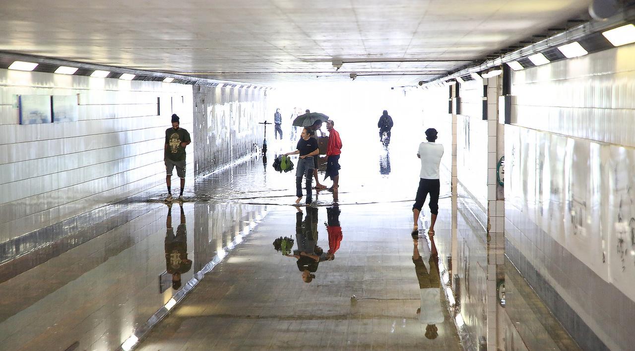 Maltempo a Reggio Emilia, si allaga il sottopasso della stazione