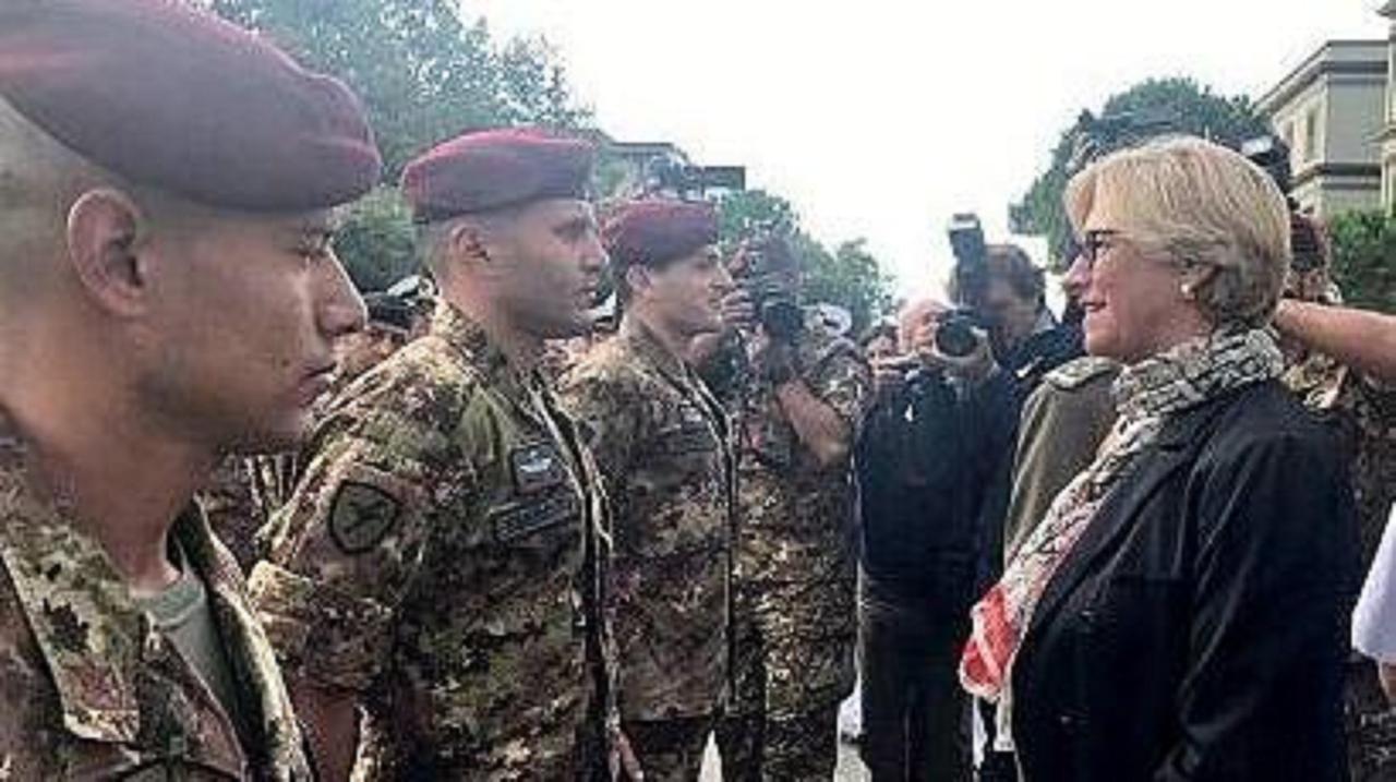 
	I tre militari Francesco Grasso (al centro) con i colleghi Biagio Topa e Victor Alfonso Scaccia durante la visita di Roberta Pinotti, allora ministra della Difesa

