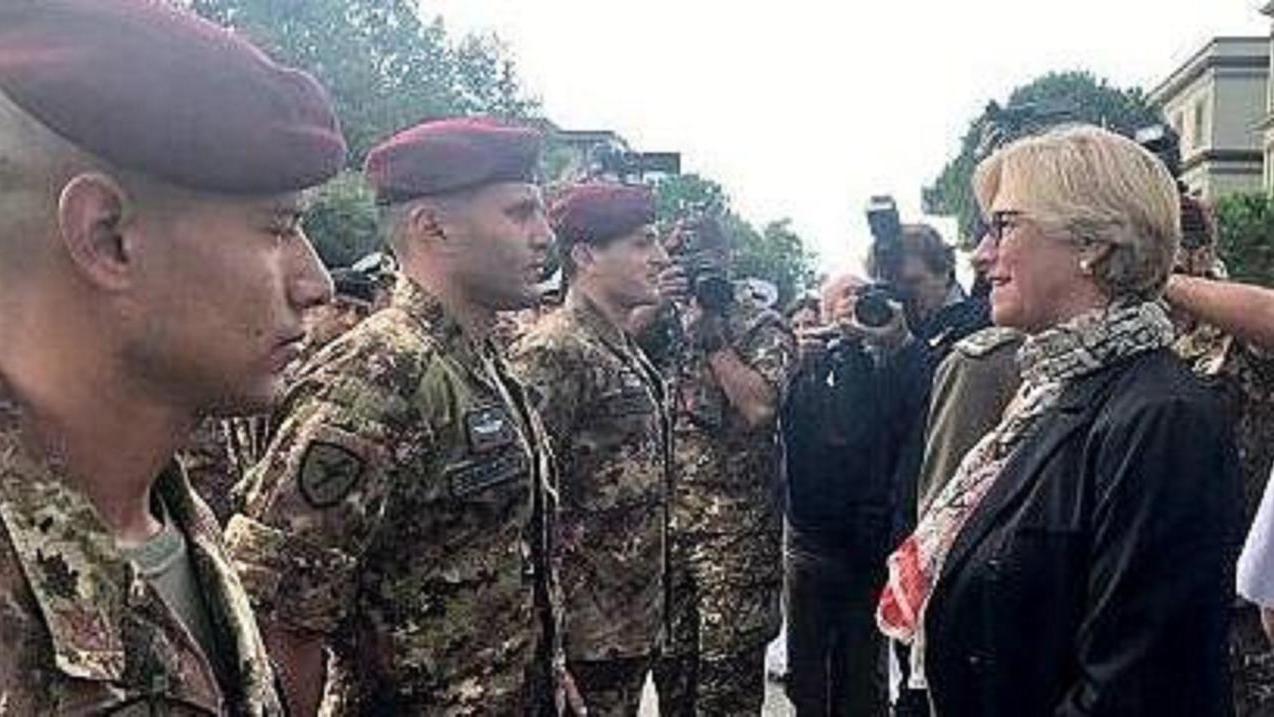I tre militari Francesco Grasso (al centro) con i colleghi Biagio Topa e Victor Alfonso Scaccia durante la visita di Roberta Pinotti, allora ministra della Difesa