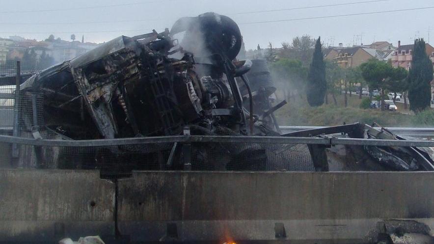 Muore carbonizzato nel camion