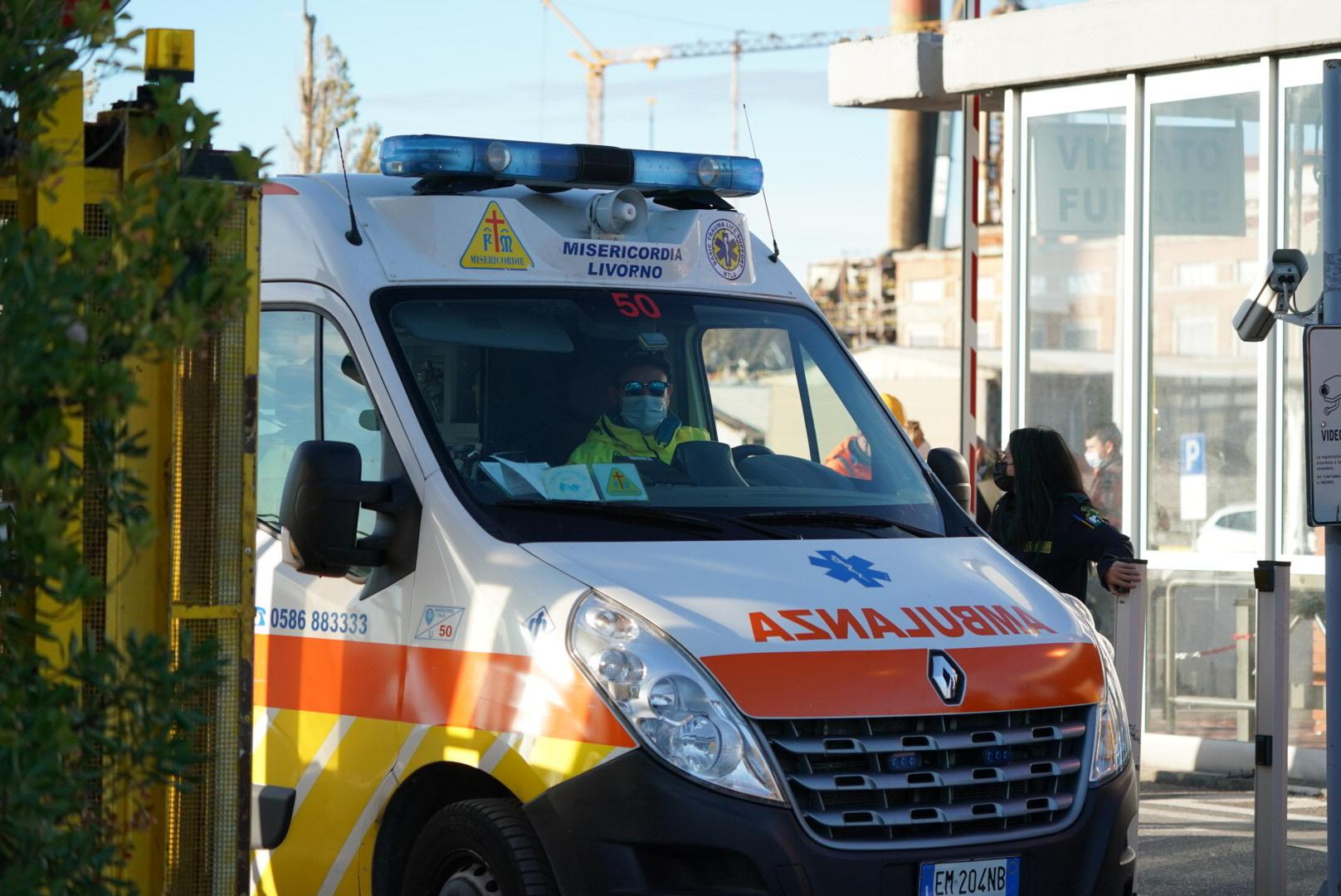 Un'ambulanza della Misericordia all'uscita della raffineria Eni