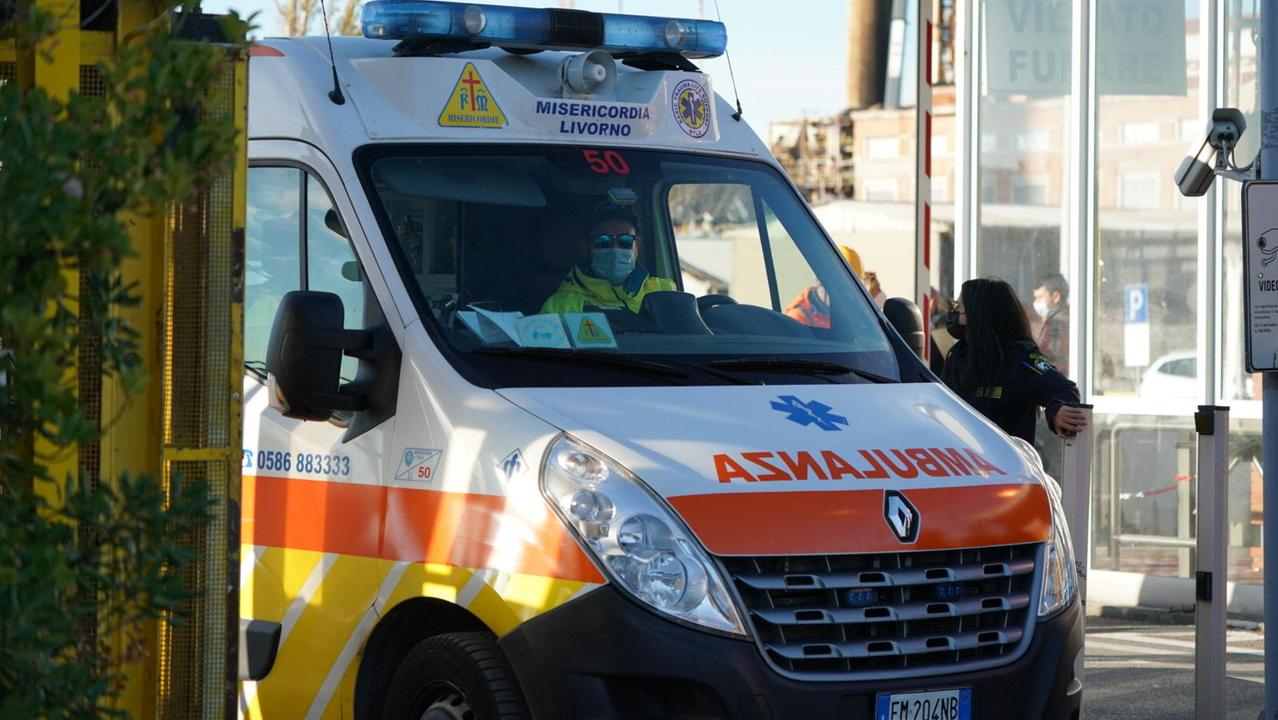 Un'ambulanza della Misericordia all'uscita della raffineria Eni