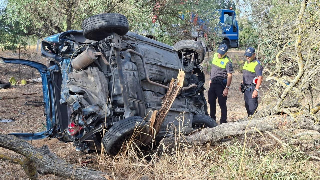 L’auto si schianta contro un albero e si ribalta: gravemente ferito il conducente