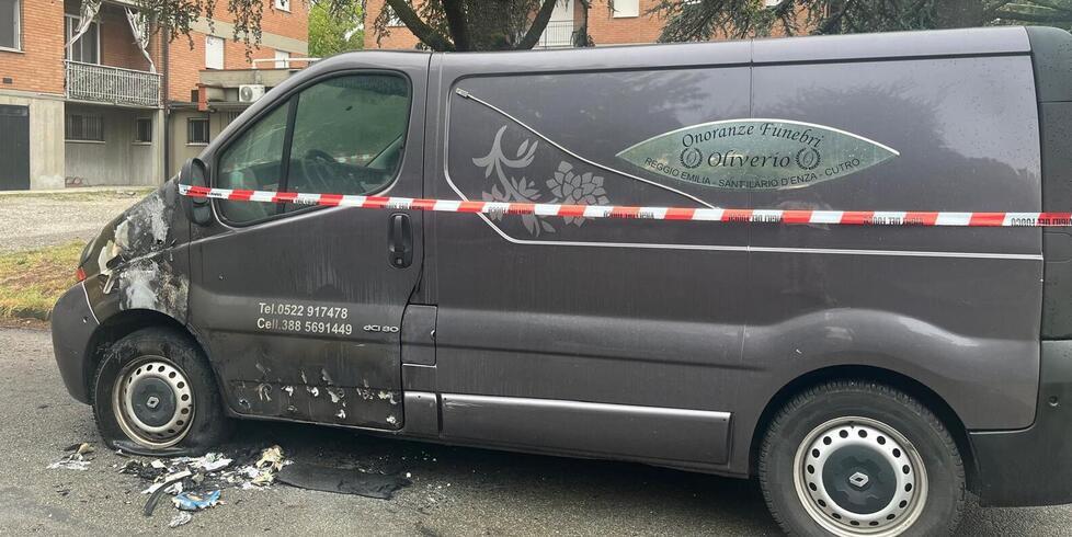 Brucia un altro furgone: non si arresta la scia di incendi a Cadelbosco