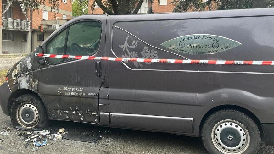 Brucia un altro furgone: non si arresta la scia di incendi a Cadelbosco