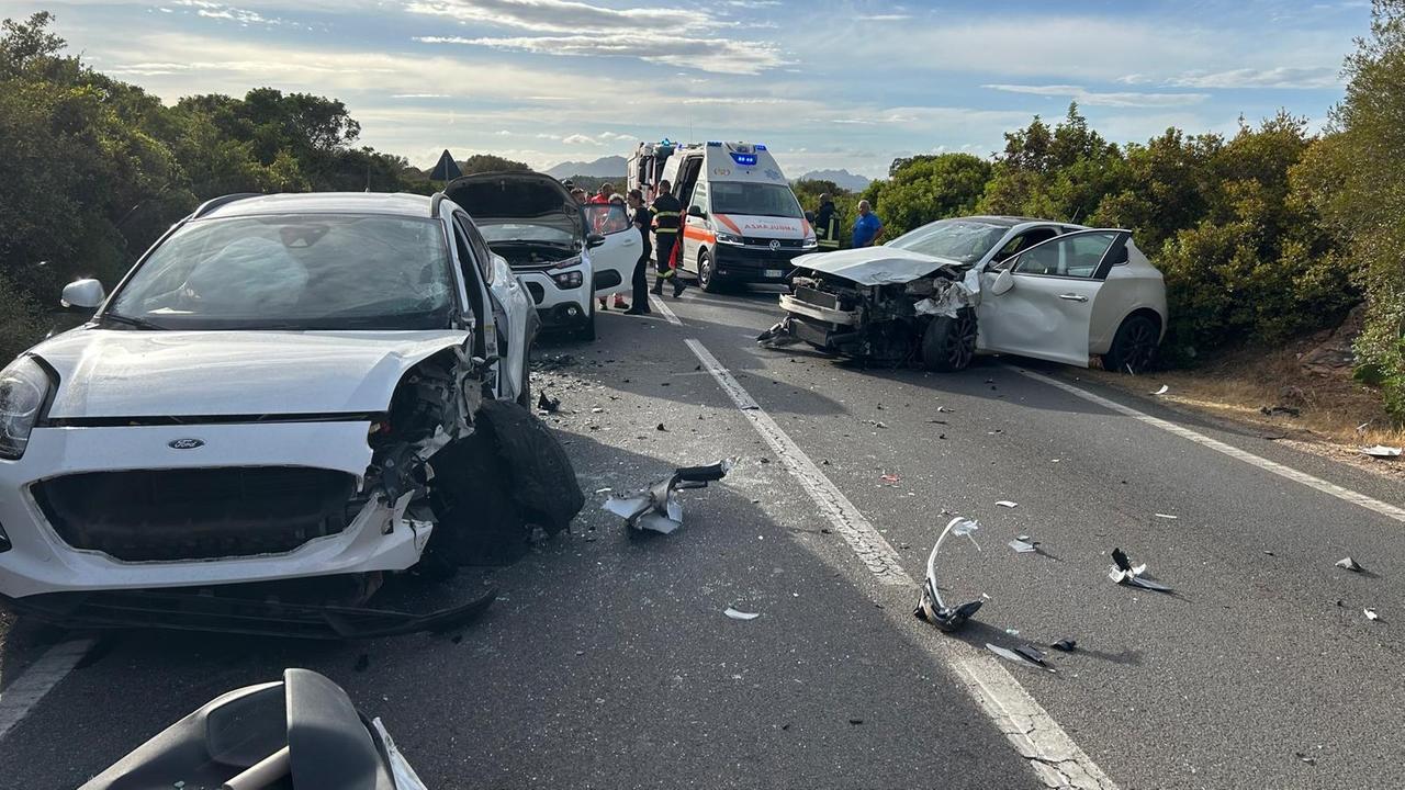 Violento scontro fra tre auto sulla statale 125: feriti in ospedale e strada chiusa