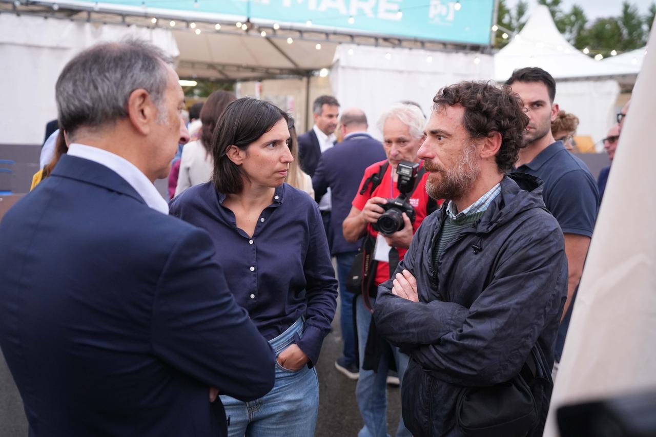 Elly Schlein a Festareggio: il saluto con Sala ed Elio Germano