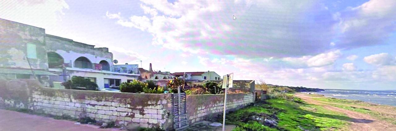 Sorso, 200 tonnellate di rifiuti sul mare: nella casa-discarica abitano dieci bambini