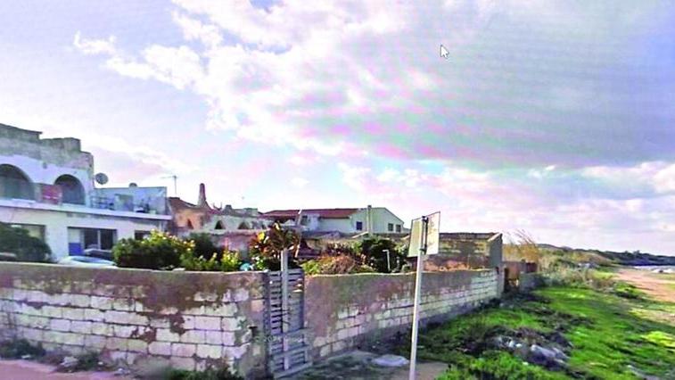 Sorso, 200 tonnellate di rifiuti sul mare: nella casa-discarica abitano dieci bambini