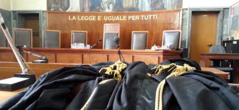 Follia in tribunale: militare condannato tenta di uccidere l’ex compagna in aula
