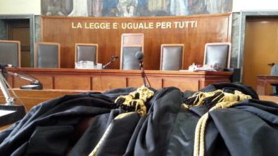 Follia in tribunale: militare condannato tenta di uccidere l’ex compagna in aula