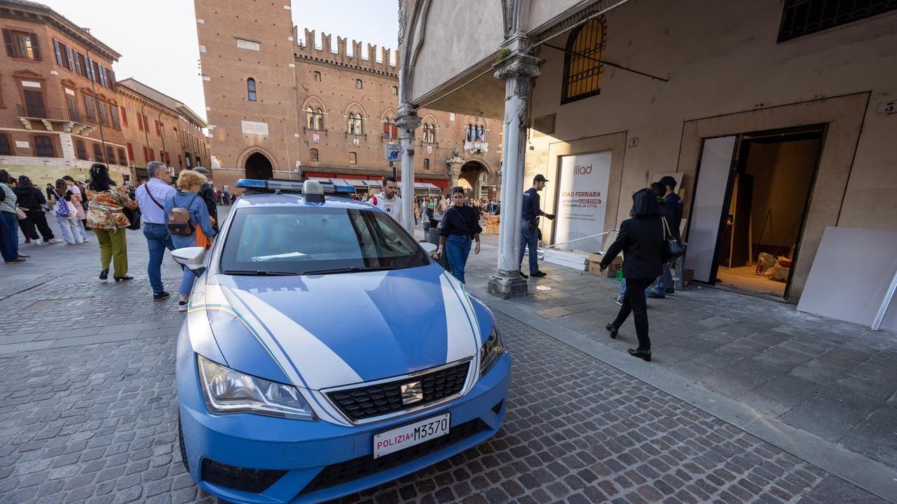 Controlli della Polizia in centro a Ferrara: due denunce