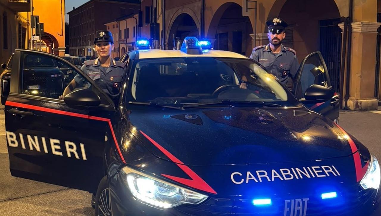 Cento, ruba cinque birre e fugge in auto: denunciato un 25enne