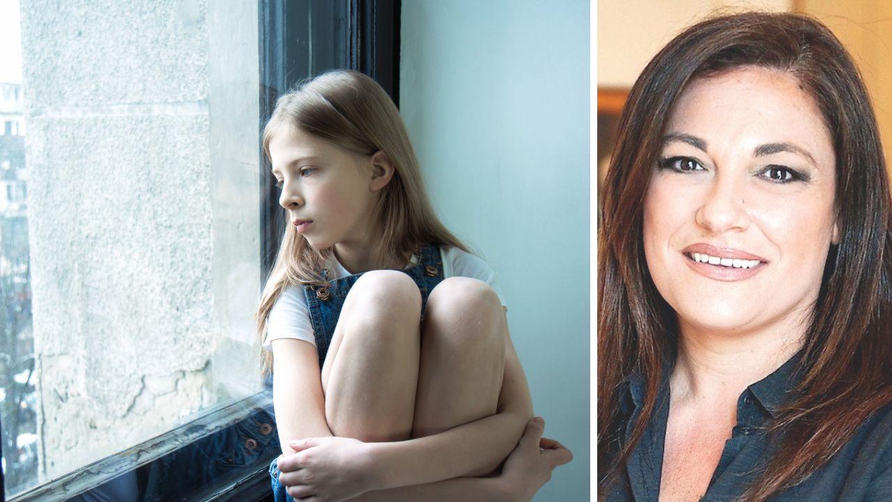 Una bambina che guarda fuori dalla finestra con espressione neutra (foto di repertorio), a dx la psicologa Marinella Cozzolino